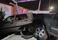 Čapljina: Jeepom ''pomeo'' Golfa i Peugeota i srušio montažnu garažu!