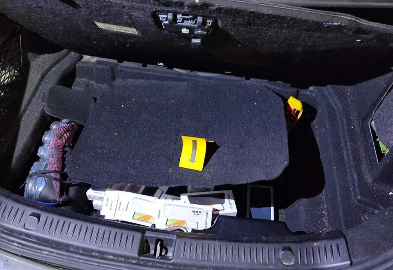 Pokušaj krijumčarenja mobitela - Pokušaj krijumčarenja preko granice: Mercedesov prtljažnik 
