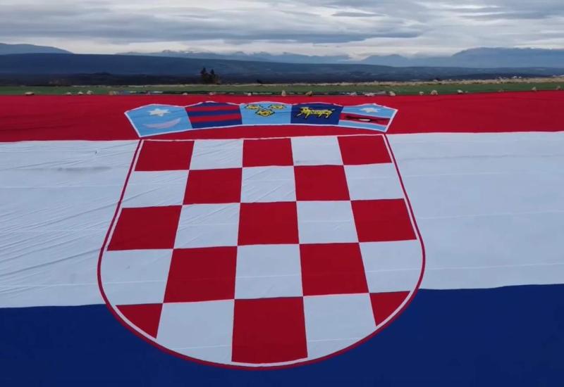 Kad Ljubuški navija: Osvanula ogromna hrvatska zastava 