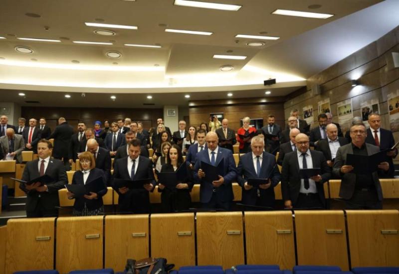 Prekinuta sjednica Parlamenta FBiH: Izaslanici SDA i DF-a odbili glasati za novi saziv