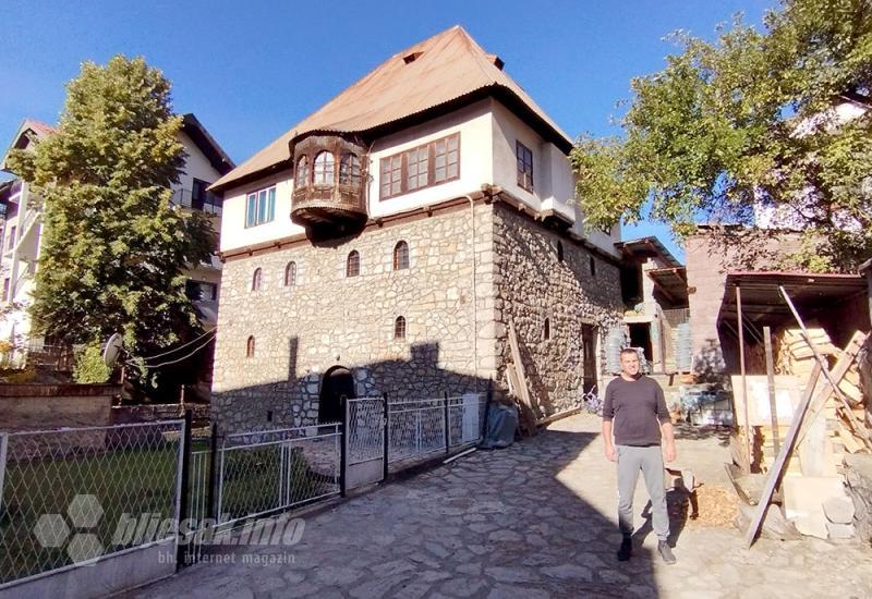 Denis Hadžialijagić ispred kuće svojih predaka - Rožaje: Stani, stani, Ibar vodo