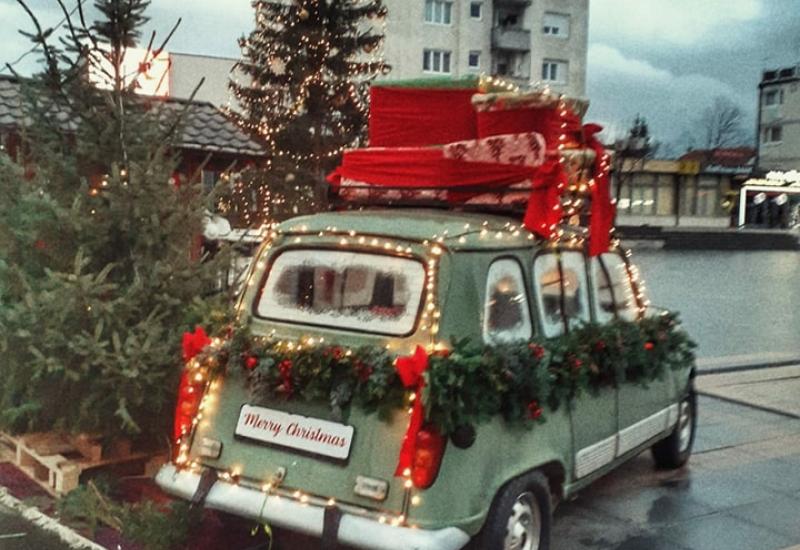 Božićni Renault 4 u Livnu - FOTO: Preslatki božićni Renault 4 krasi livanjski glavni trg