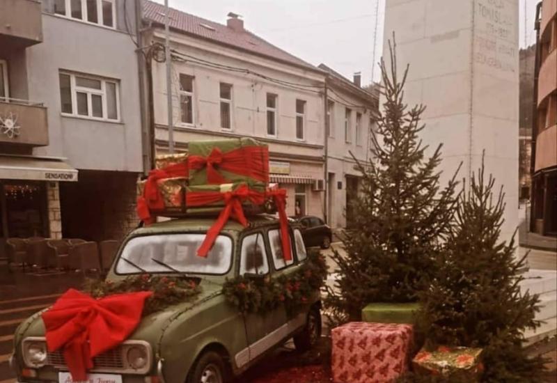 FOTO: Preslatki božićni Renault 4 krasi livanjski glavni trg