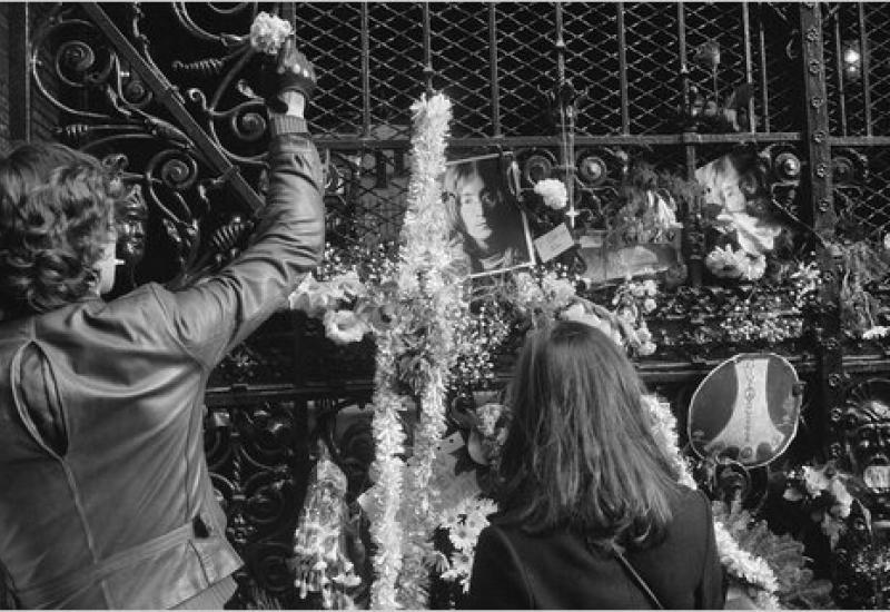 14. prosinca, unatoč hladnoći, oko 200 000 ljudi je u New Yorku odalo počast Lennon - Dan kada je ubijen slavni Beatles