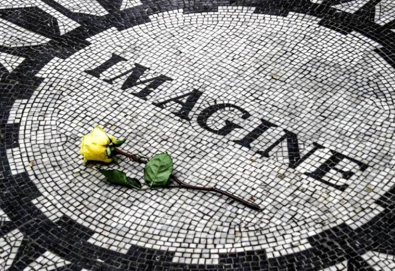 14. prosinca, unatoč hladnoći, oko 200 000 ljudi je u New Yorku odalo počast Lennon - Dan kada je ubijen slavni Beatles