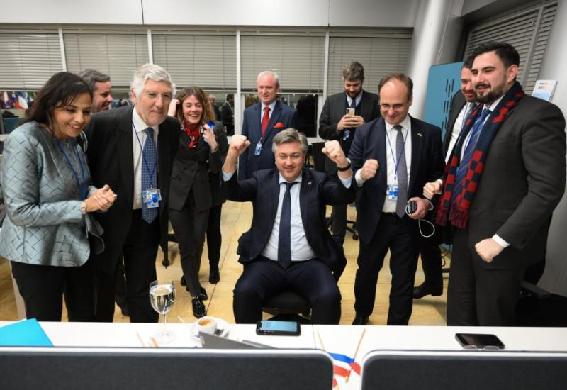 Andrej Plenković s europskim liderima  - FOTO: Plenković s Macronom i drugim europskim liderima slavio pobjedu 