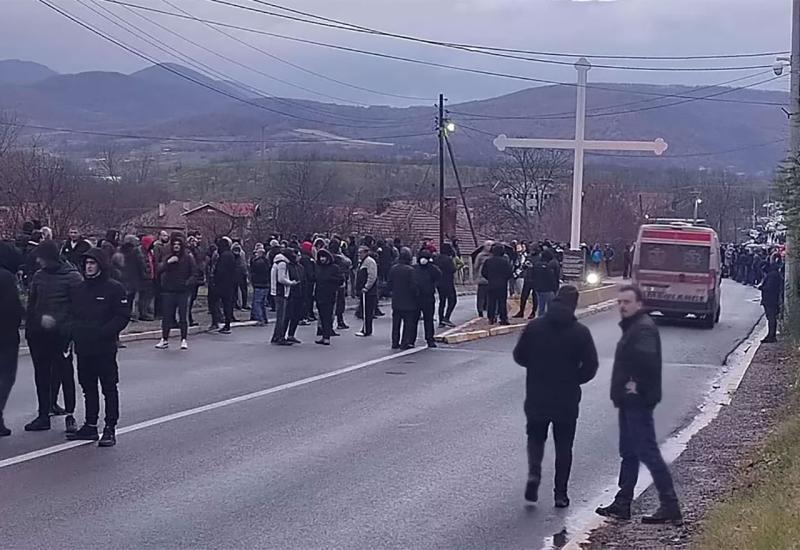 Srbi postavljaju barikade zbog uhićenja; Oglasile se sirene u Kosovskoj Mitrovici i Zvečanu 