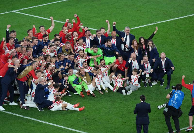 Hrvatska reprezentacija slavi nakon utakmice protiv Brazila - Komentatori utakmice Hrvatske i Brazila iz BiH, Srbije i Hrvatske