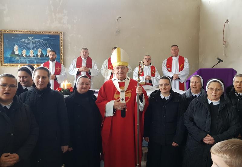 Nadbiskup Vukšić prvi put predvodio Misno slavlje u novoj nedovršenoj crkvi u Goraždu