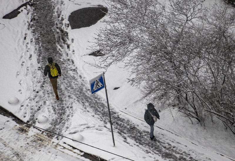 Snijeg prekrio Kijev - Pao snijeg: Nepovoljni zimski uvjeti otežavaju život stanovnika Kijeva