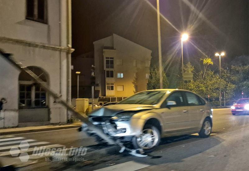 Nesreća na Bulevaru: Ford završio u stubu javne rasvjete