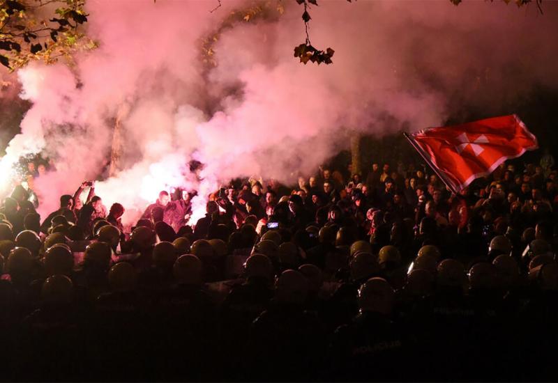 VIDEO | Podgorica: Prosvjednici zasuli parlament kamenjem, policija njih suzavcem