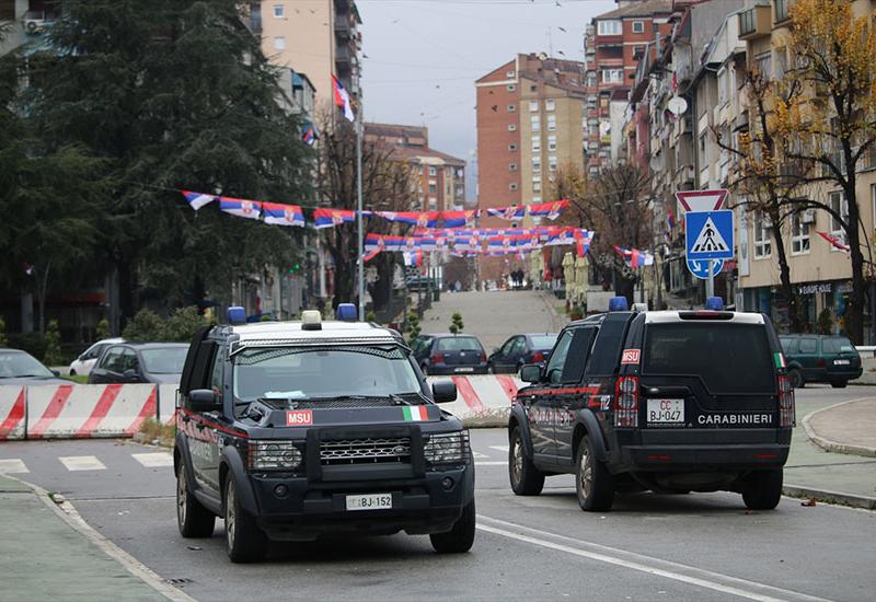 Kosovska Mitrovica - Smiruju se napetosti na Kosovu: Srbi uklanjaju barikade, a Vučić poziva na mir 