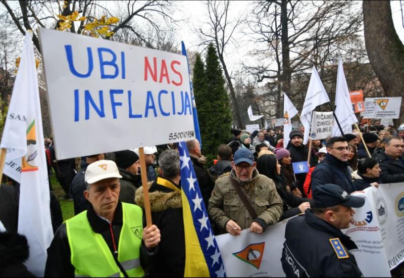 Prosvjed u Sarajevu: Radnici digli glas, traže veće plaće i jednokratnu pomoć!