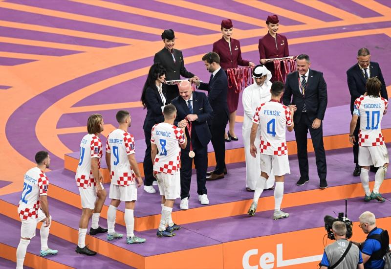 Igrači Hrvatske postrojavaju se za pobjedničku pozu tokom ceremonije dodjele medalja nakon pobjede na kraju FIFA Svjetskog prvenstva u Kataru 2022.  - FOTO: Predivne scene s dodjele medalja Hrvatskoj