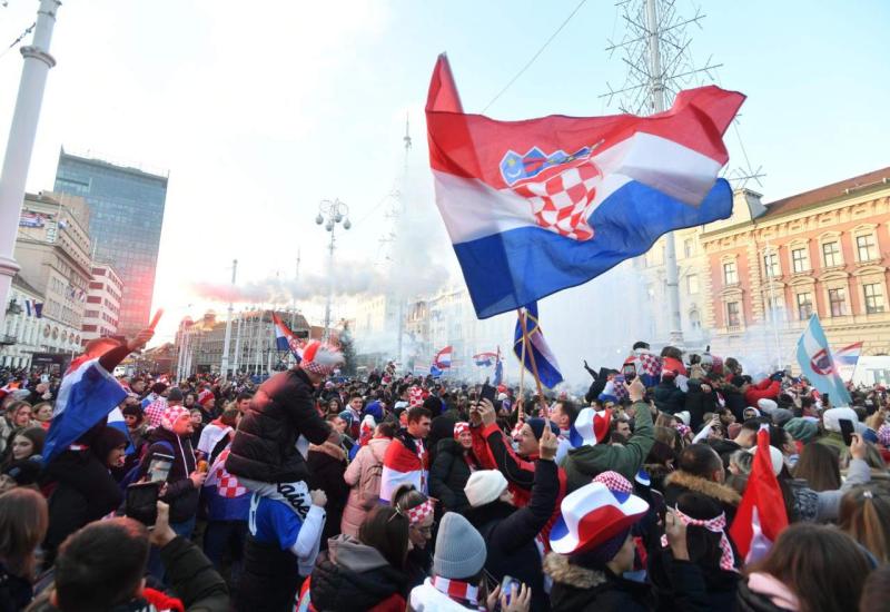 Navijači okupirali glavni zagrebački trg  - Trg bana Jelačića već pun: Pristižu tisuće navijača 
