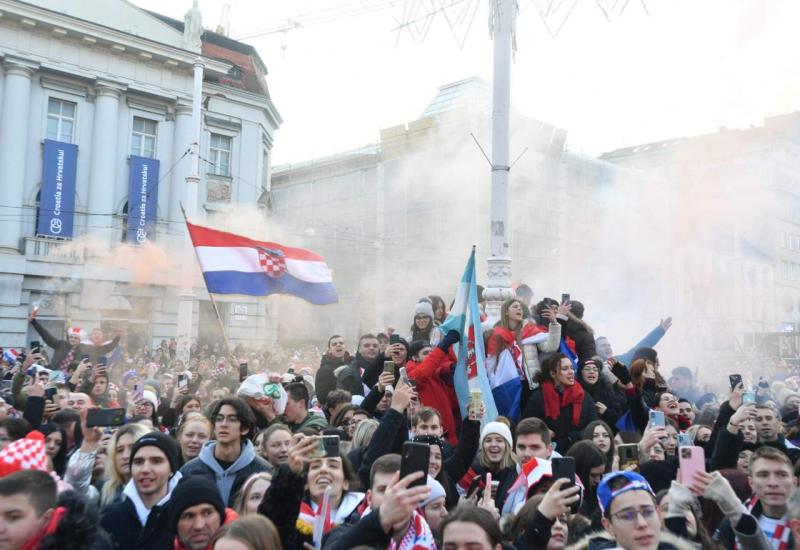 Navijači okupirali glavni zagrebački trg  - Trg bana Jelačića već pun: Pristižu tisuće navijača 