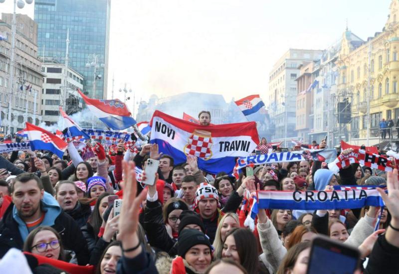Trg bana Jelačića već pun: Pristižu tisuće navijača 