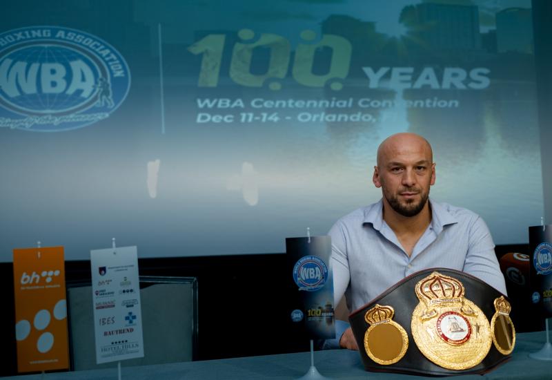 Najbolji bosanskohercegovački profesionalni boksač Edin Puhalo, poznatiji kao Iron Puki, obratio se novinarima - Iron Puki nakon WBA konvencije u Orlandu: Morate biti ponosni kada ste u društvu takvih legendi