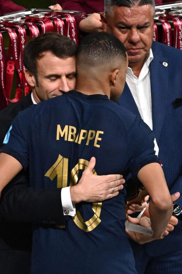 Kylian Mbappe i francuski predsjednik Emmanuel Macron - Macron neuspješno pokušavao utješiti Mbappea