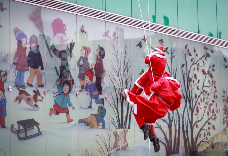 FOTO: Djeda Mrazovi se spustili niz ljubljansku pedijatrijsku kliniku i darovali djecu