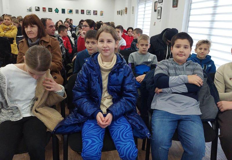Publiku su činili i đaci osnovnih škola - Promoviran Mali vojnik Sadete Škrijelj-Šahman