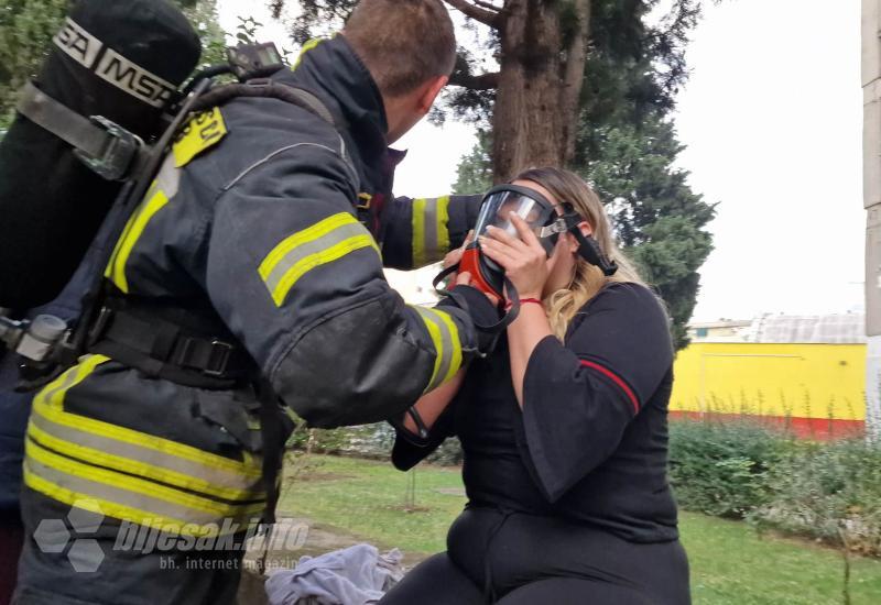Vatrogasci su ženi koja se nagutala dima pružili prvu pomoć dajući joj kisik - Mostar: Vatrena buktinja u Zvjezdari
