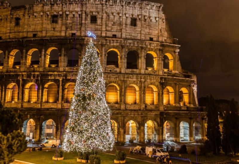 Osam od deset Talijana Božić će provesti kući kako bi uštedjeli