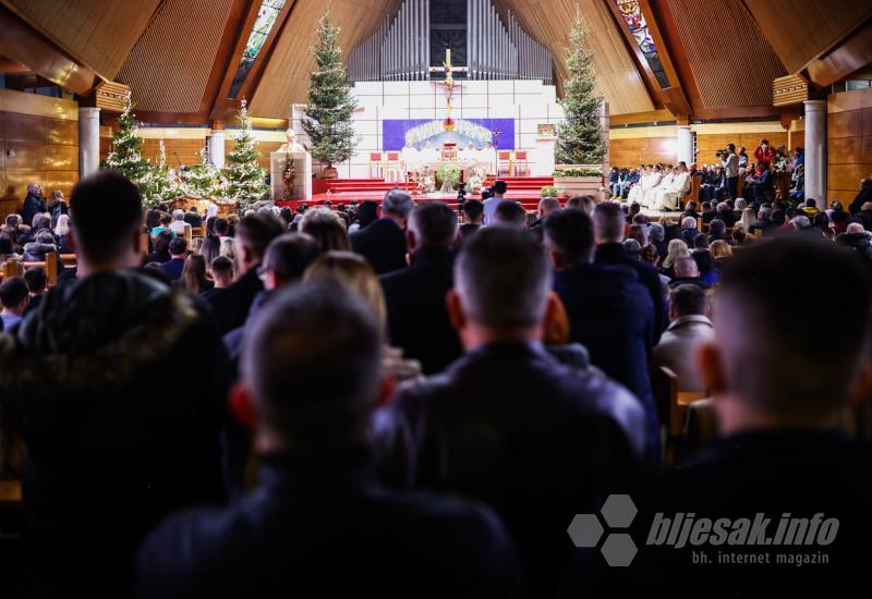 Biskup Palić predvodio polnoćku u Mostaru: Božić otklanja tamu