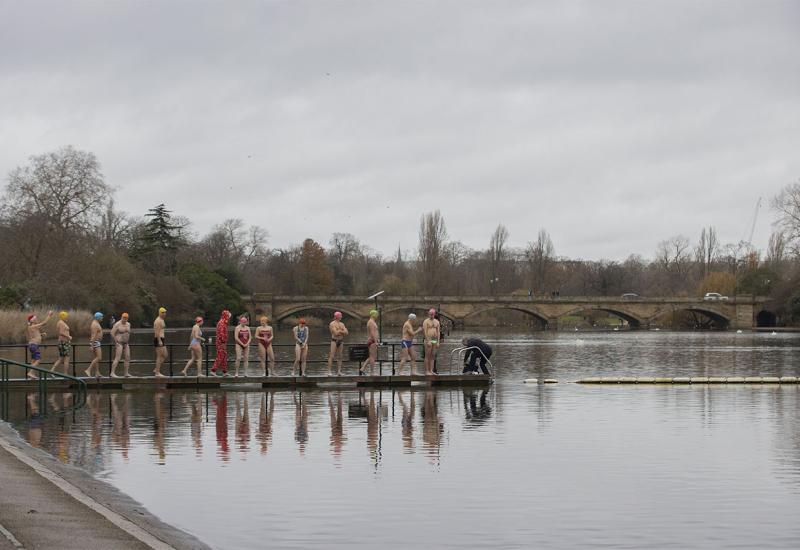 U Londonu održana tradicionalna božićna plivačka utrka - U Londonu održana tradicionalna božićna plivačka utrka