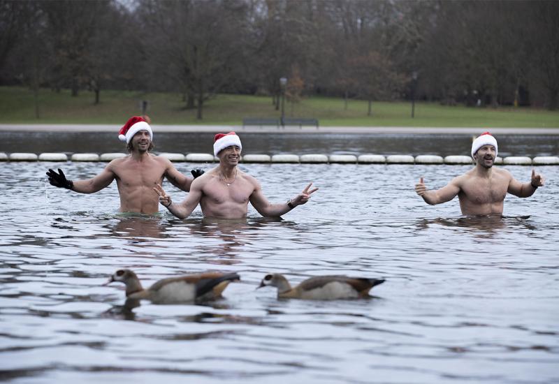 U Londonu održana tradicionalna božićna plivačka utrka