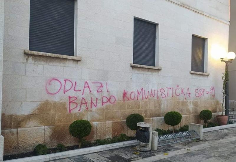 Uvredljivi grafiti na zgradi u centru grada - Provala u uredu Grada Makarske