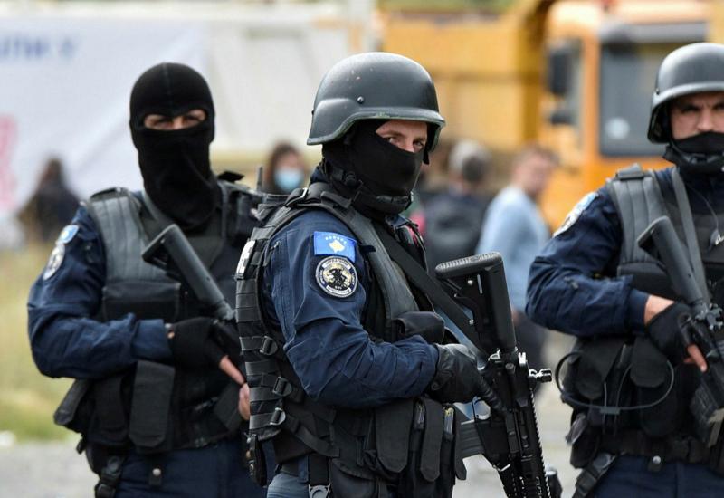 Kosovska specijalna policija - Smiruju se napetosti na Kosovu: Srbi uklanjaju barikade, a Vučić poziva na mir 