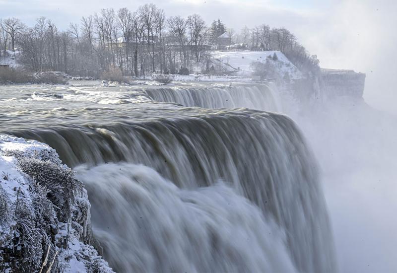 Niagarini vodopadi djelimično zaleđeni zbog arktičke hladnoće u SAD-u - Ubrajaju se u sedam svjetskih čuda, a polarni minusi stvorili su prelijepe prizore 