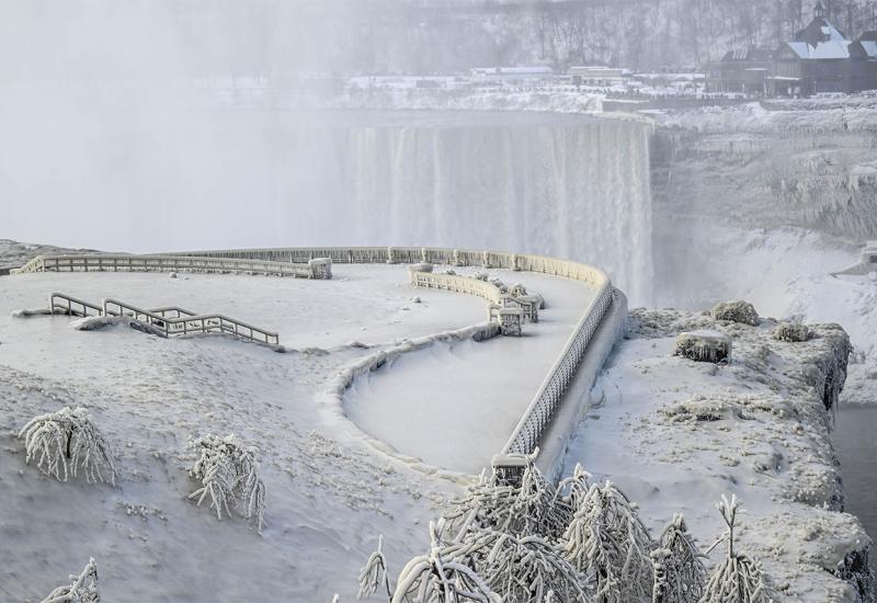 Niagarini vodopadi djelimično zaleđeni zbog arktičke hladnoće u SAD-u - Ubrajaju se u sedam svjetskih čuda, a polarni minusi stvorili su prelijepe prizore 