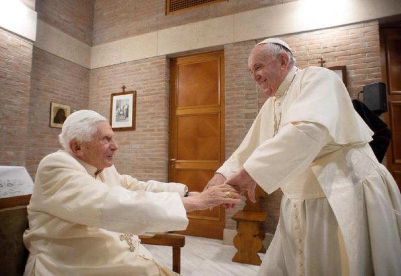 Papa Benedikt i papa Franjo - Sprovod Benedikta XVI. mogao bi postati obrazac za ispraćaje bivših papa