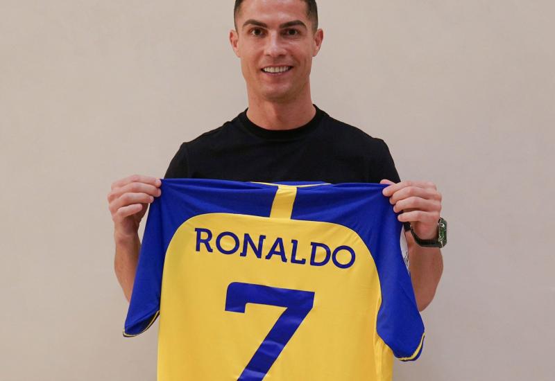 Cristiano Ronaldo sa novim dresom  - Ronaldomanija trese Saudijsku Arabiju: Nogometna zvijezda zarađivat će 200  milijuna eura po sezoni i 