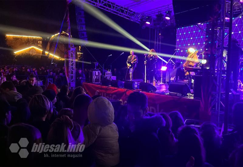 FOTO | Mostar uz hitove Željka Bebeka na odličnoj zabavi dočekao 2023. godinu!