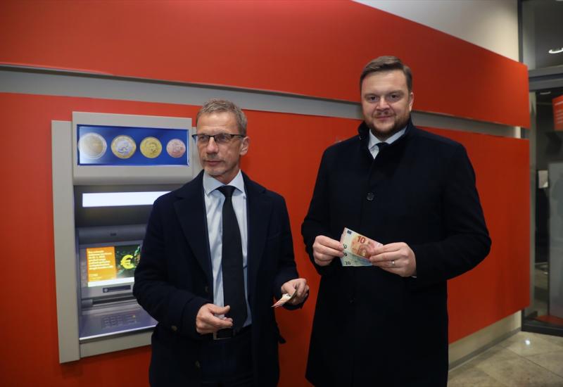 Hrvatska: Ministar i guverner podignuli eure s bankomata, Hrvatska postala članica europodručja