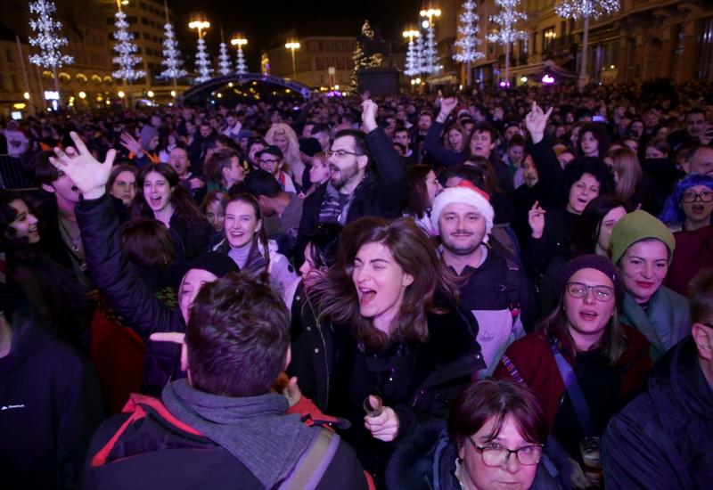 Zagreb: Tisuće ljudi na dočeku Nove godine na Trgu bana Jelačića