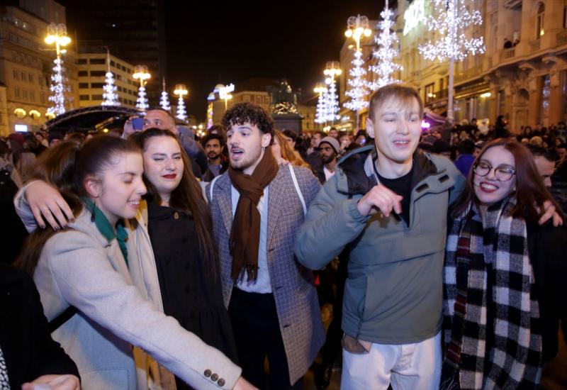 Zagreb: Tisuće ljudi na dočeku Nove godine na Trgu bana Jelačića