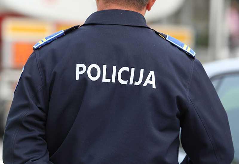 Incident nadomak Mostara: Kombijem se zabio u automobile i prijetio