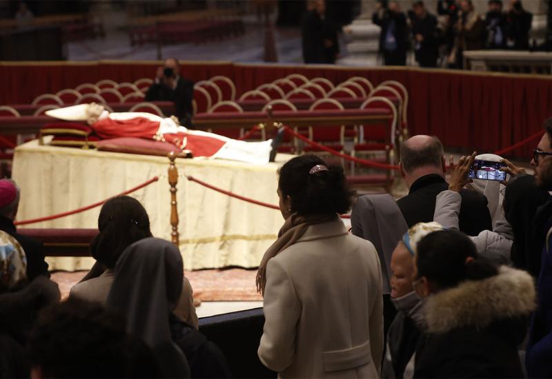 Tijelo Benedikta XVI izloženo u Vatikanu, građani se opraštaju od pape