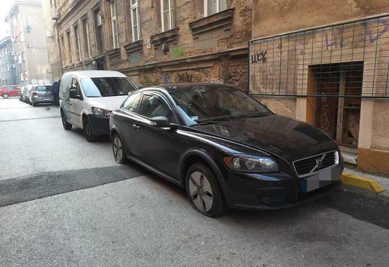 Sarajevo: Policija istražuje tko je probušio gume na vozilima iz Srbije