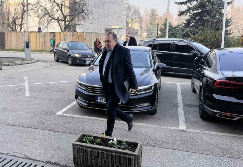 Nermin Nikšić stiže na sastanak u Zenici - Lideri 