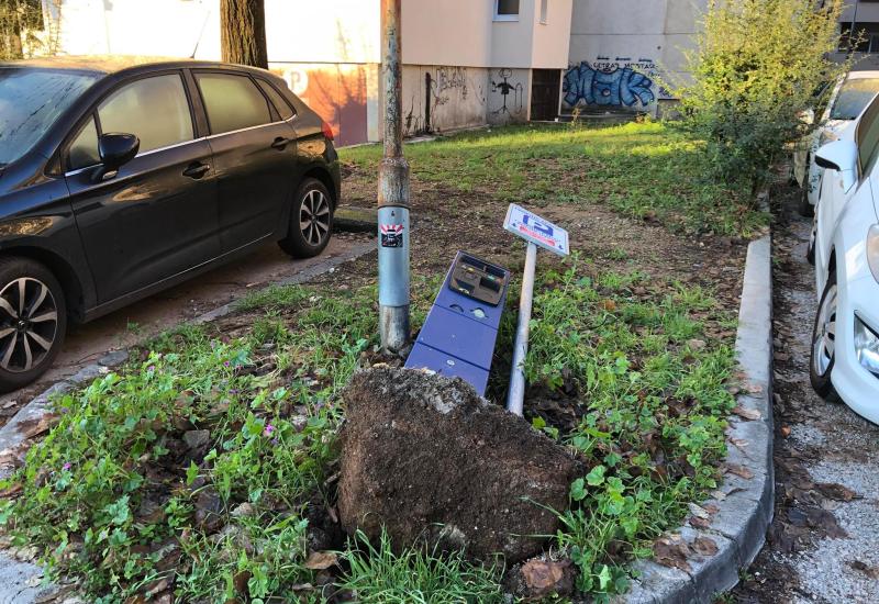 Samo u Mostaru: Izvađen parkingomat 