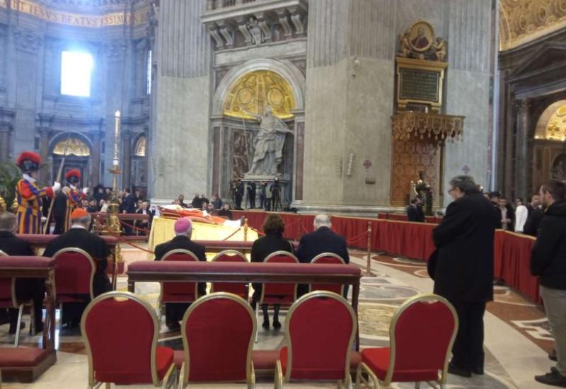 Kardinal Puljić se u Vatikanu pomolio za Benedikta XVI.