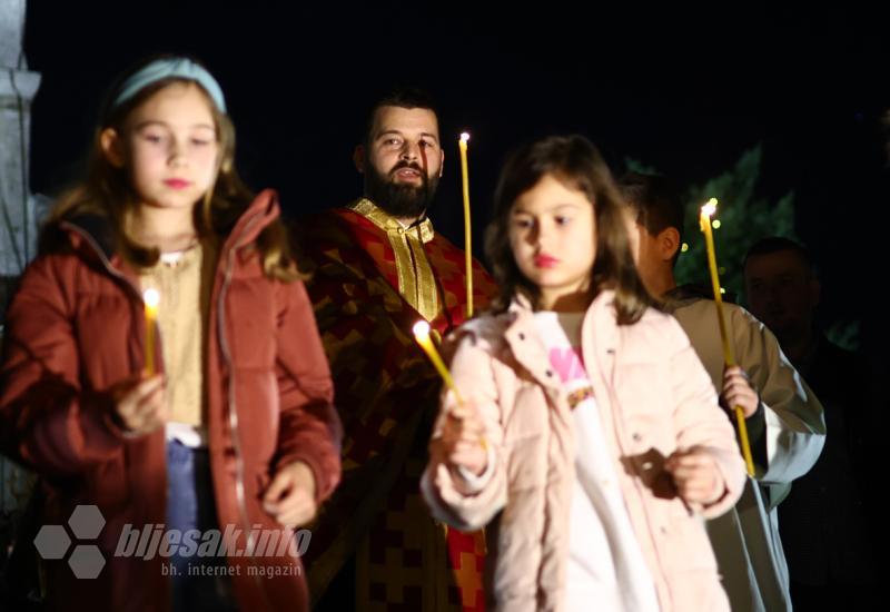 VIDEO: Zapaljen badnjak u dvorištu crkve Rođenja Presvete Bogorodice u Mostaru