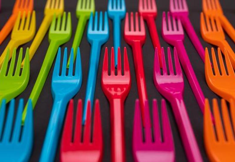 Ilustracija - Engleska zabranjuje plastični pribor za jelo i tanjure za jednokratnu upotrebu