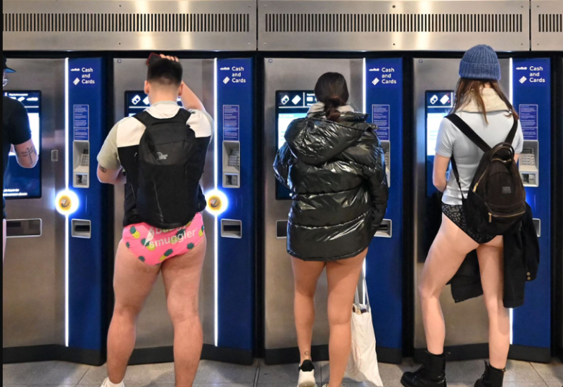 Dan bez hlača u Londonu 2023.  - FOTO Obilježen Dan bez hlača u Londonu, muškarci i žene u donjem rublju 